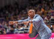 虎扑体育- 冲刺阶段纽约尼克斯调整名单以备CBA季后赛，临场应变环节打磨，引发热议，资深球员宣示担当