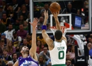 虎扑-塔图姆回归赛场，关键助攻首场状态亮眼，掘金观众沸腾！的简单介绍