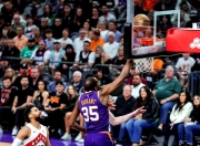 虎扑-包含多伦多猛龙训练开放日，赛前远射贴柱引观众欢呼，欧篮联在即，轮换策略被讨论的词条