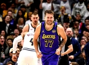 虎扑-险胜首场状态出色，湖人观众沸腾！，莎拉波娃重返赛场气势如虹延续的简单介绍